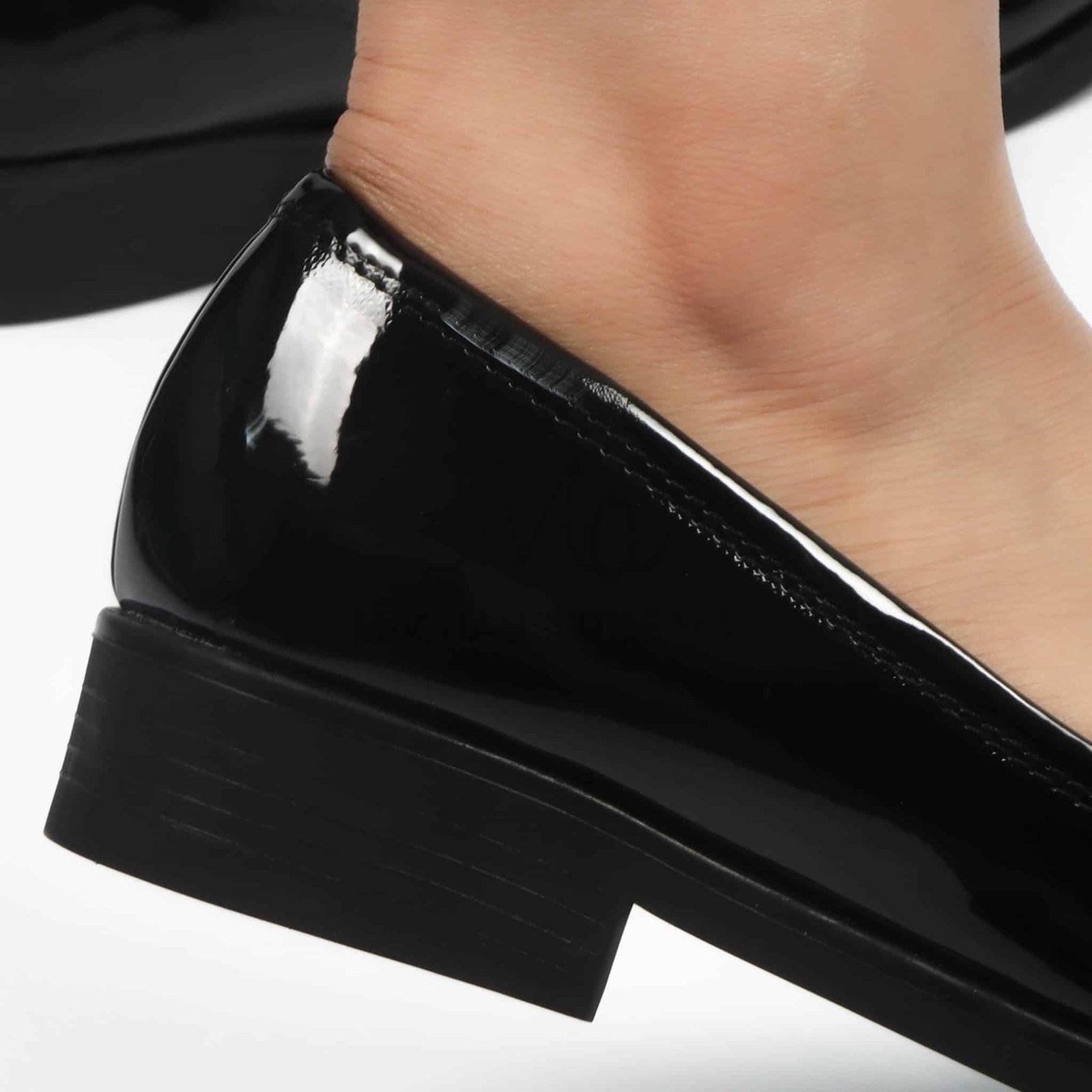 Manon - Mocassins Femmes en Noir Vernis.
