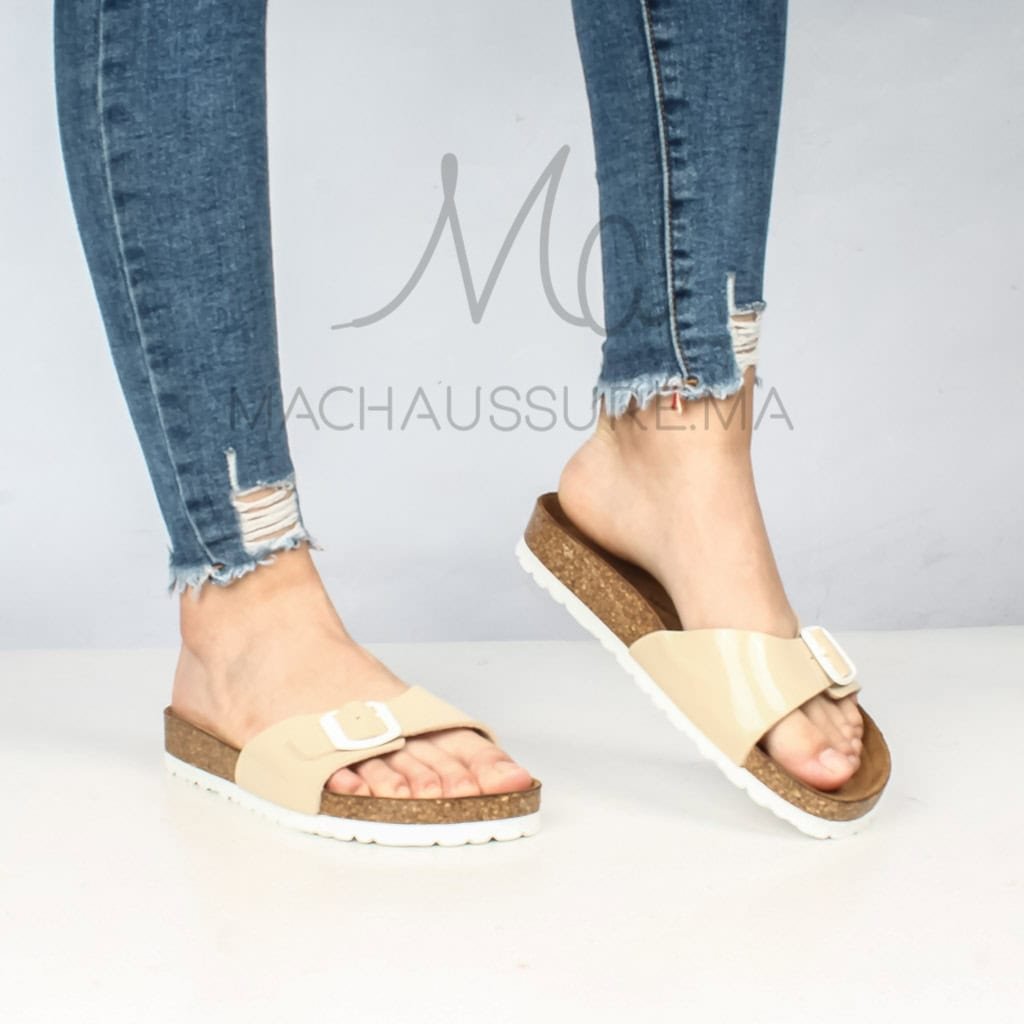 Big Buckle – Sandale plate en Beige.