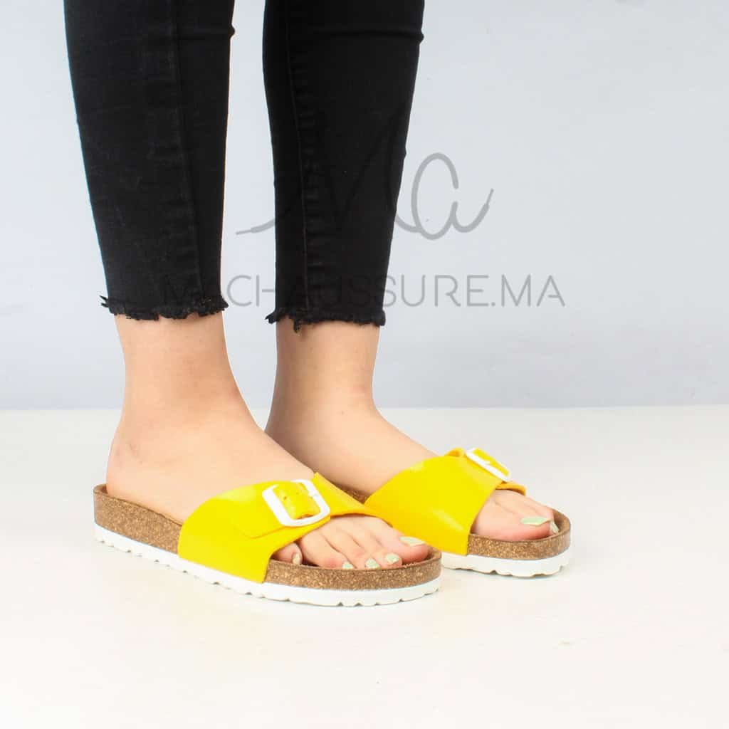 Big Buckle – Sandale plate en Jaune.