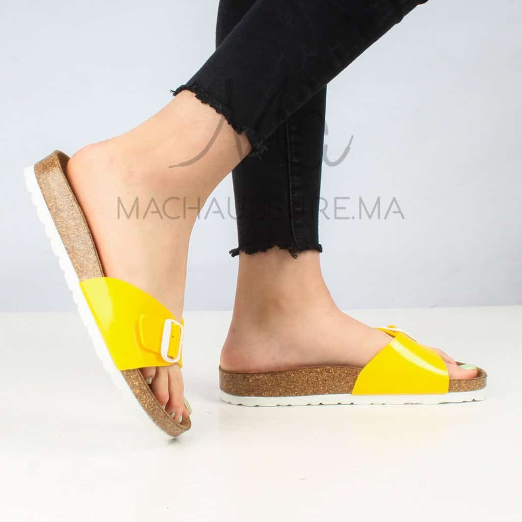 Big Buckle – Sandale plate en Jaune.