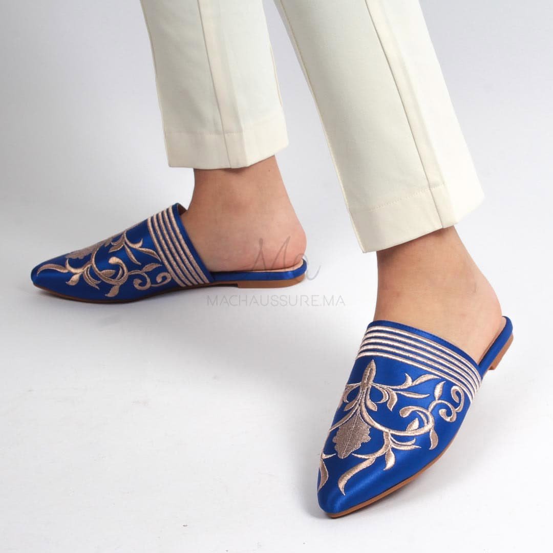 Mules en bleu.
