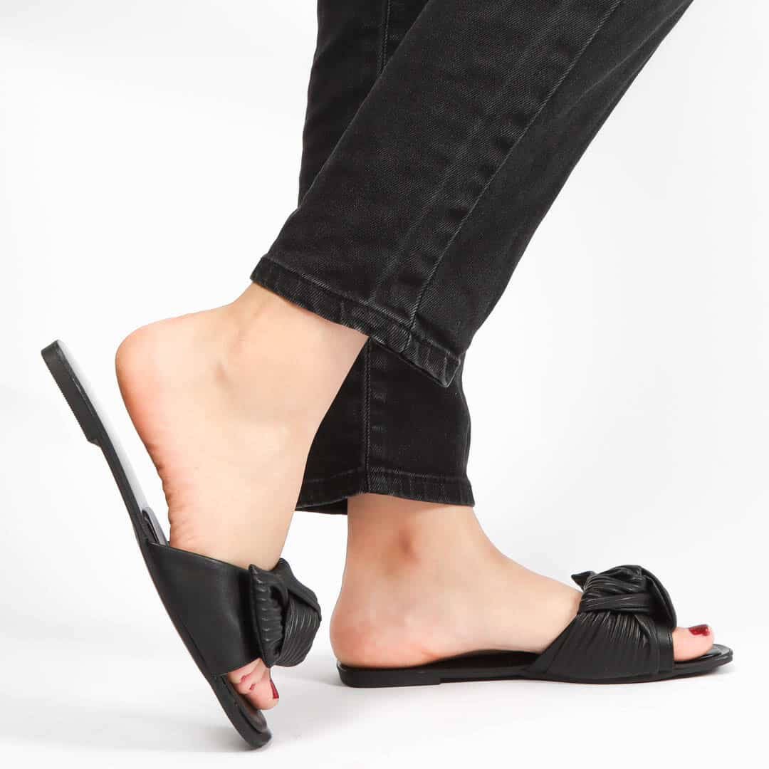 Ailes – Sandales plates en Noir.
