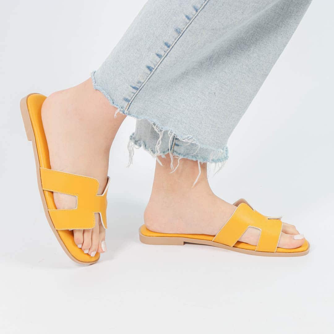 IRENE - Sandales Plates en Moutarde.