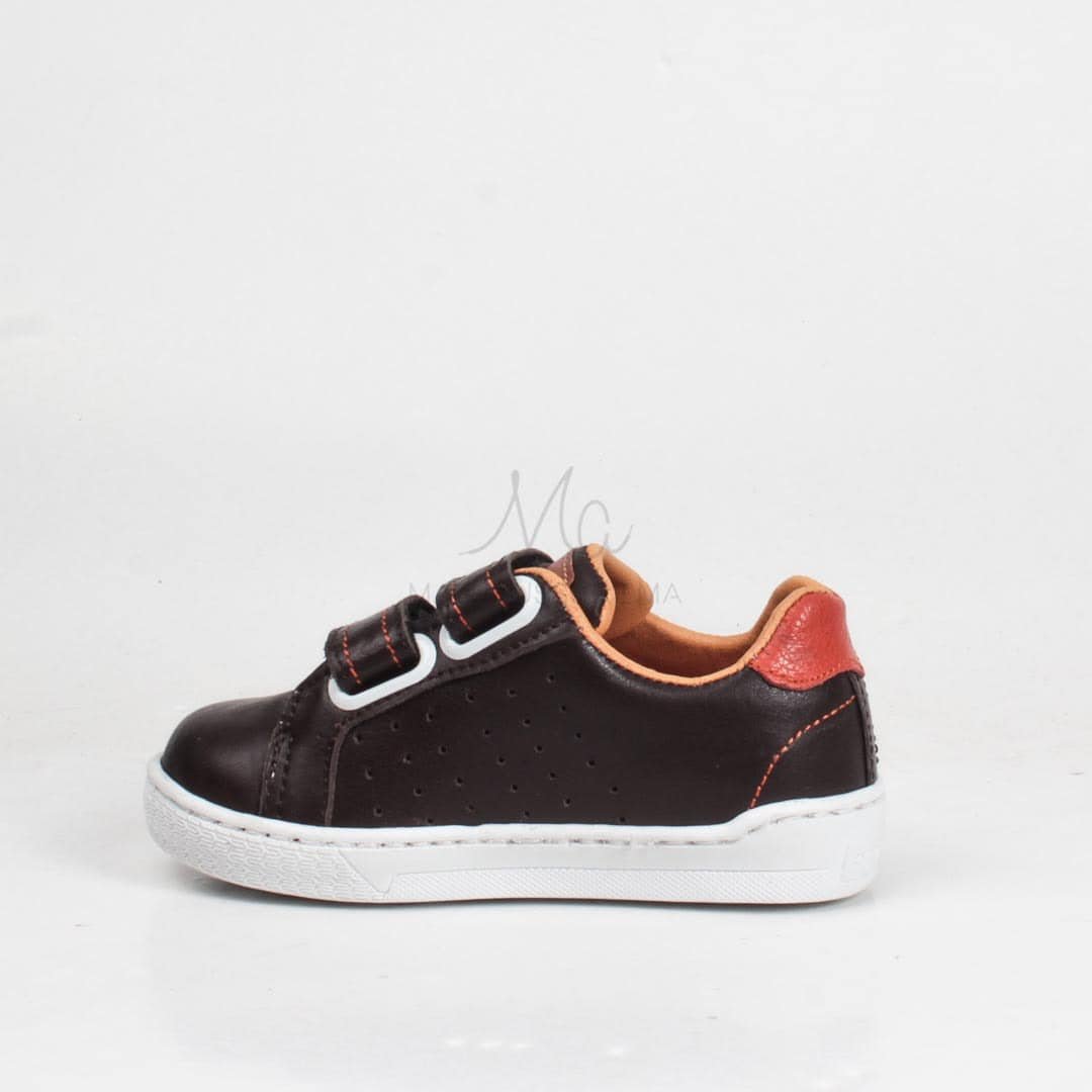 Baskets enfants marron.