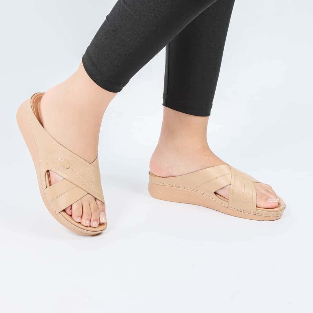 ORLA - Sandales plates confortables en Beige.