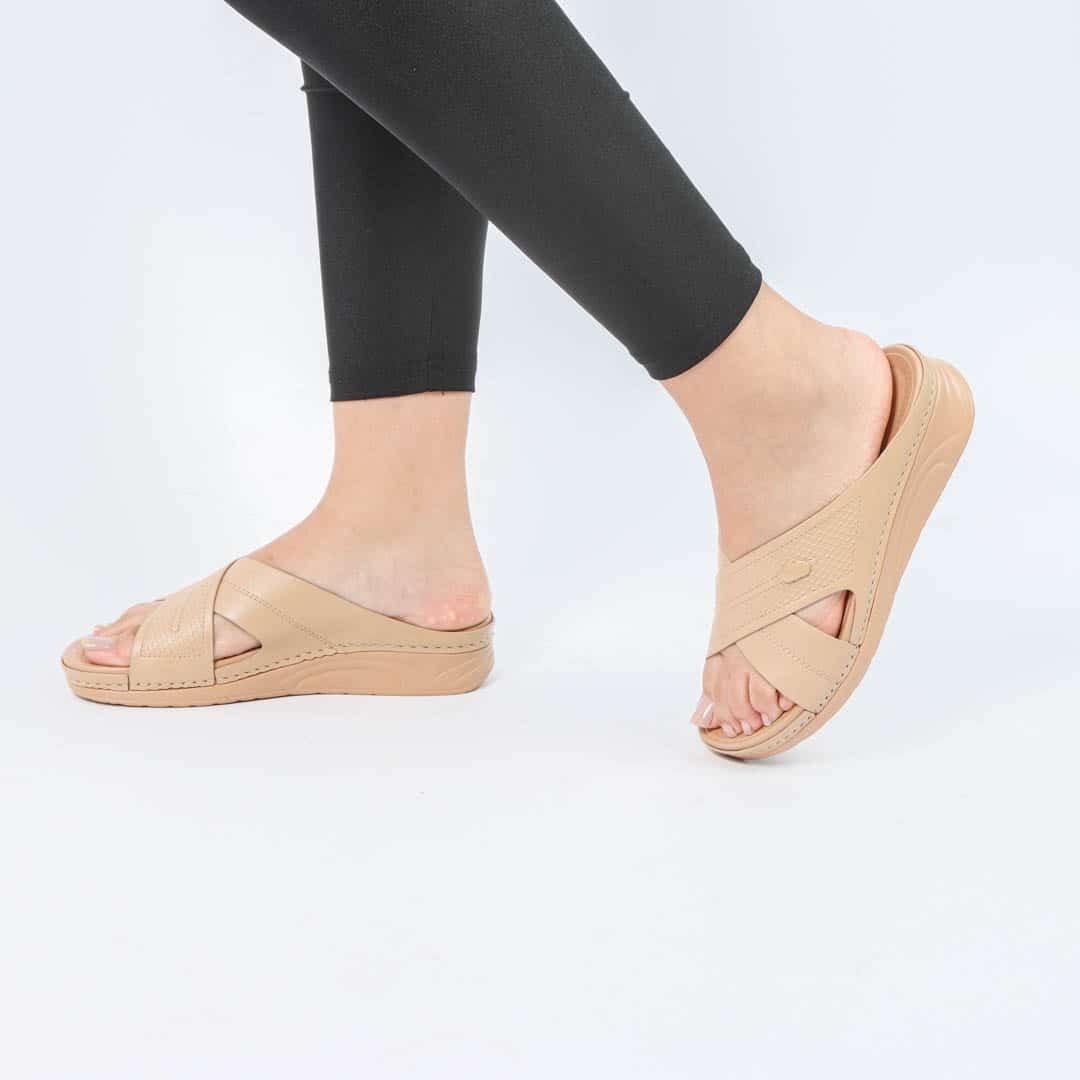 ORLA - Sandales plates confortables en Beige.