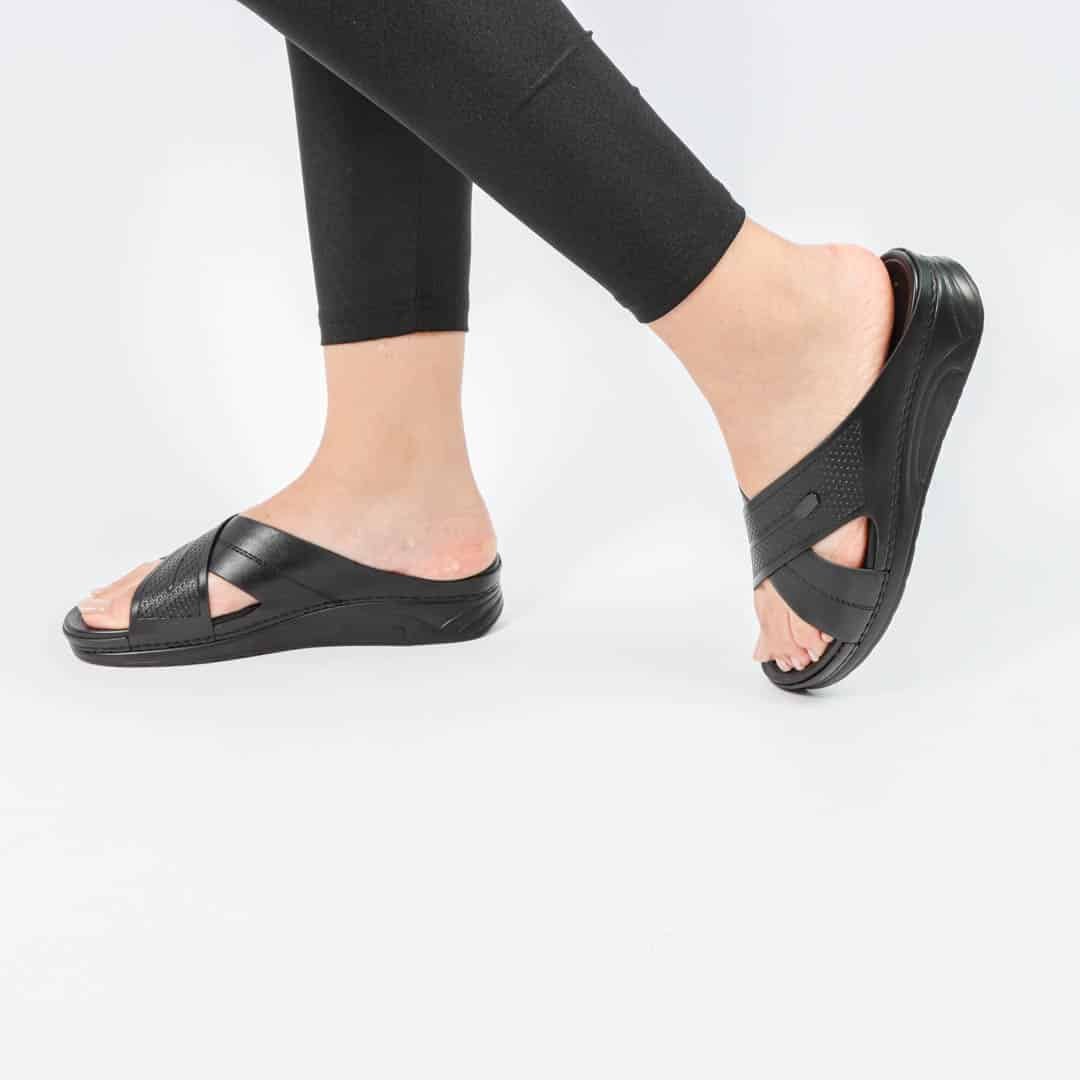 ORLA - Sandales plates confortables en Noir.