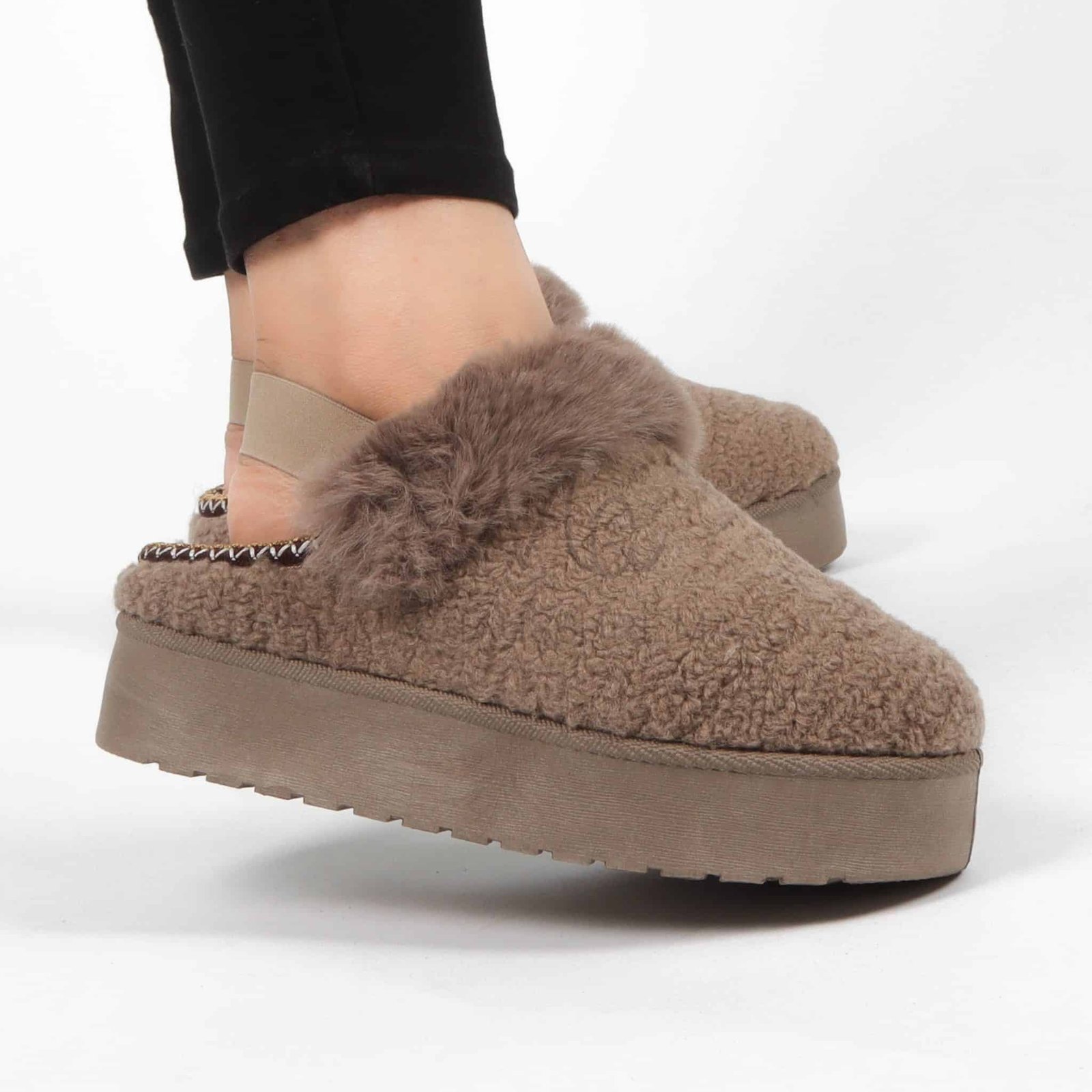 Pantoufles femmes en Kaki.