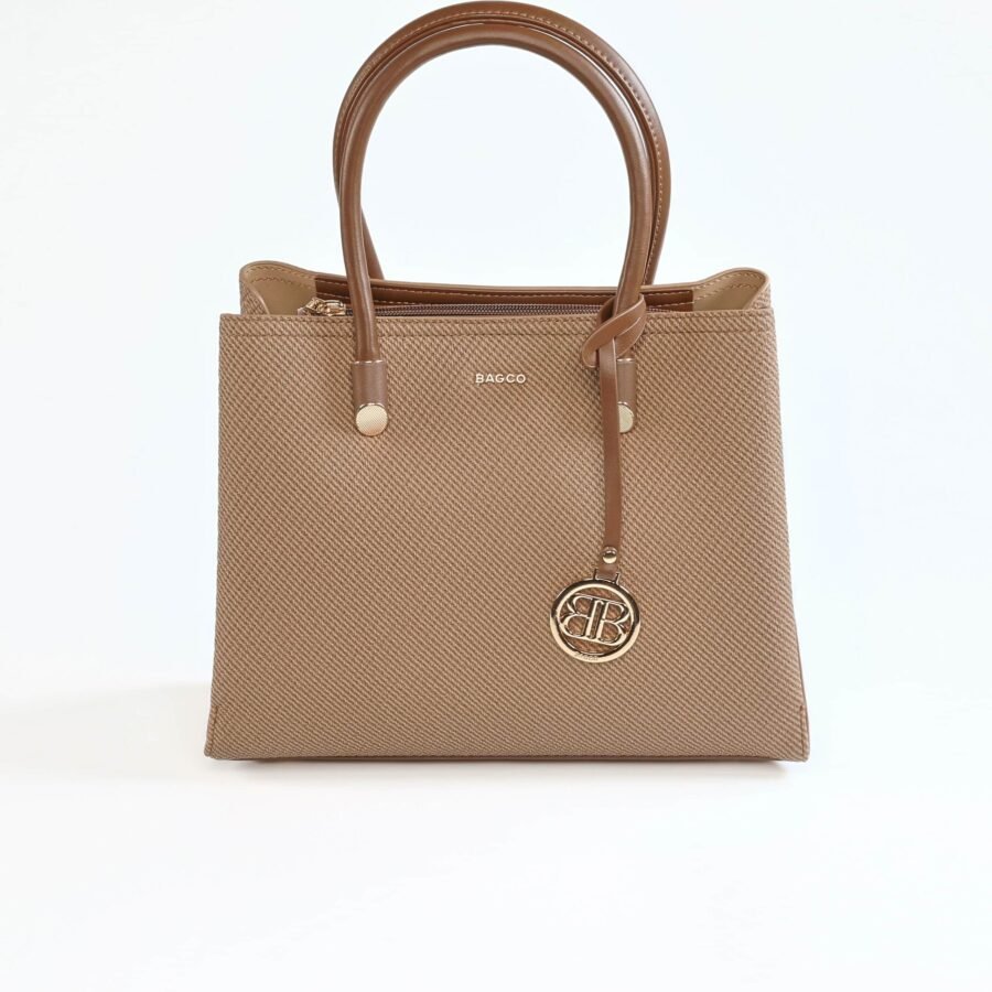 Sac à main beige en cuir avec logo métallique, parfait pour un style chic et sophistiqué..
