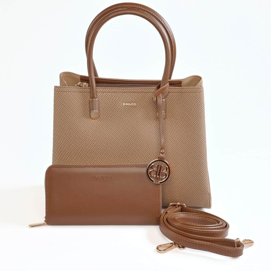 Sac à main en cuir beige avec poignées marron, porte-monnaie assorti et bandoulière..