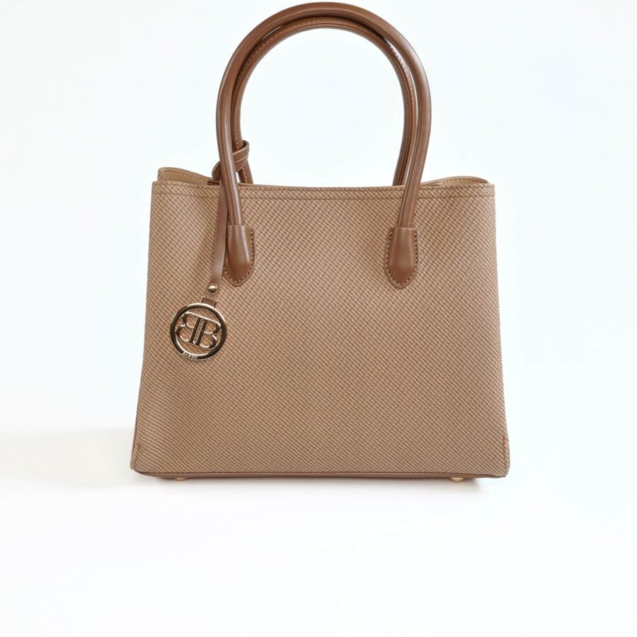 Sac à main en cuir beige avec poignées marron et logo métallique..