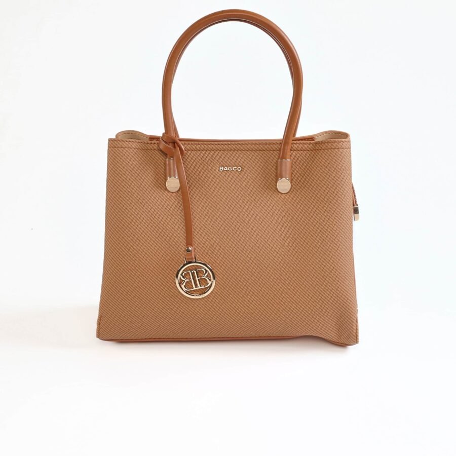 Sac à main en cuir marron avec logo BAGCO et porte-clés orné d'un pendentif..