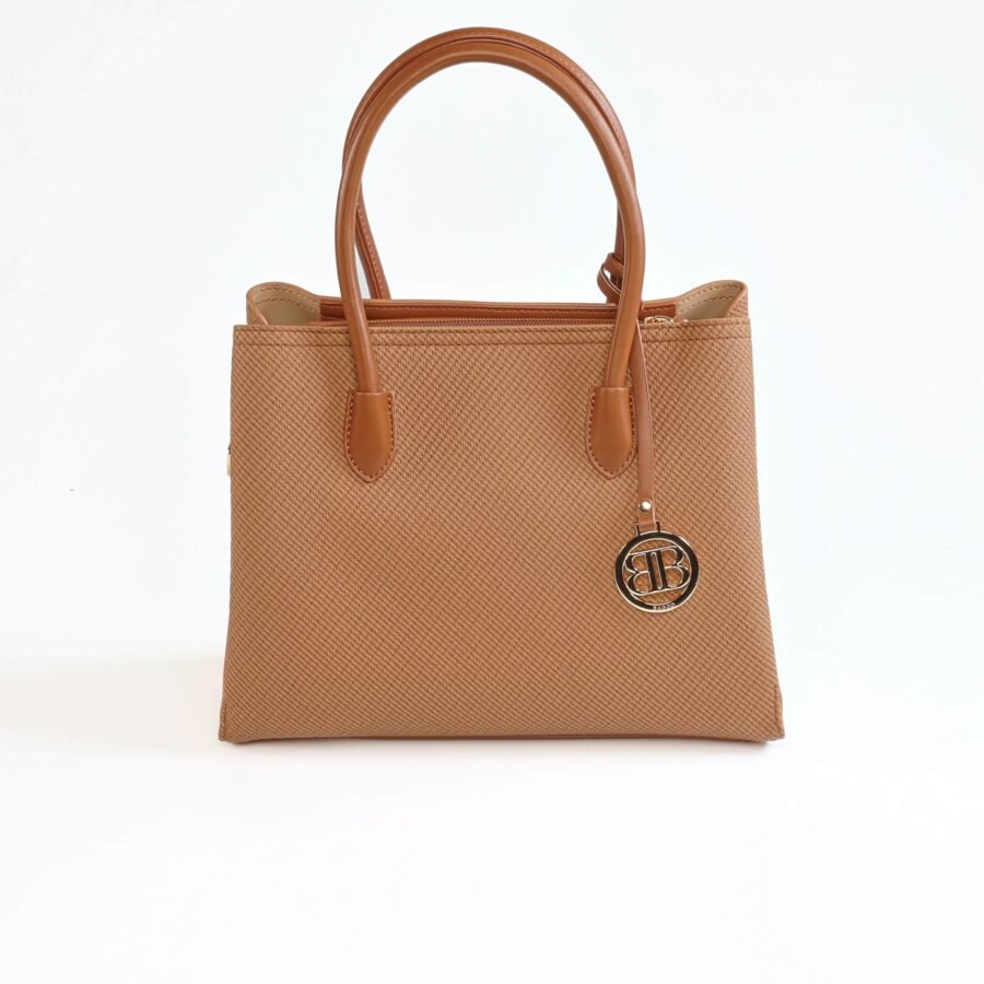 Sac à main en cuir beige avec logo métallique, élégant et pratique..