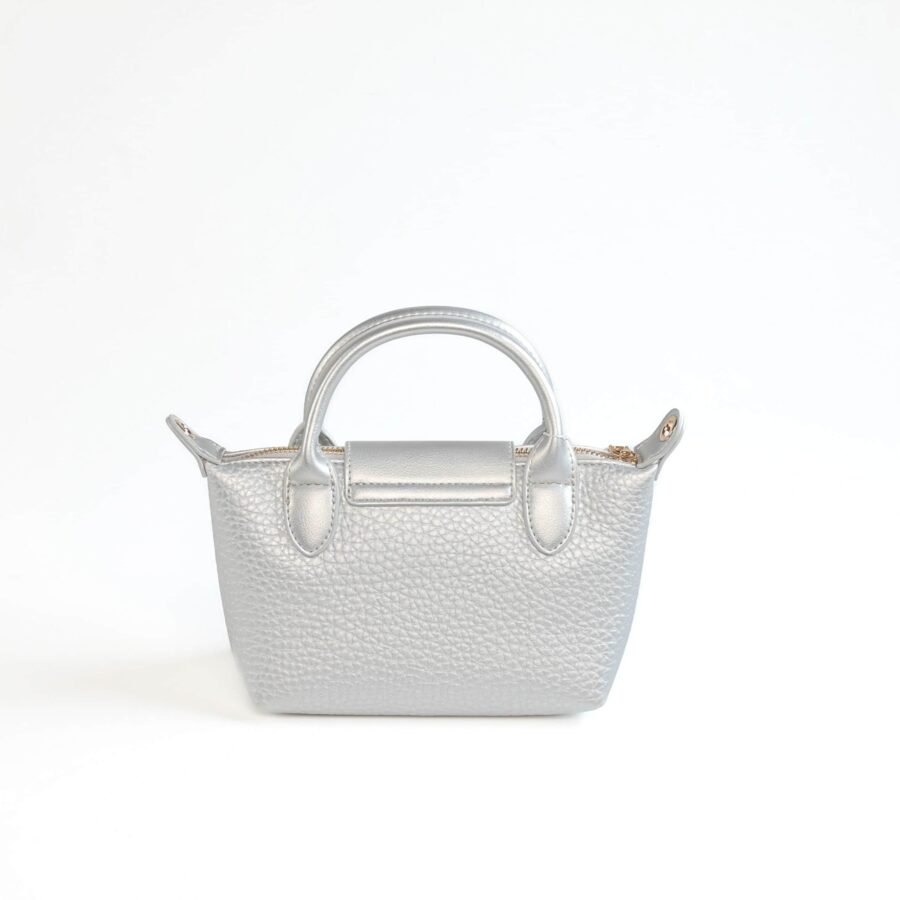 Sac à main en cuir argenté, accessoire mode chic et pratique pour femmes..