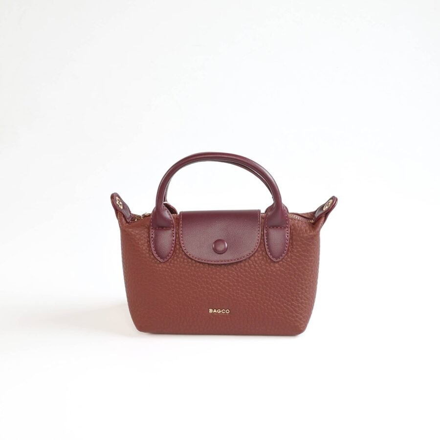 Sac à main en cuir marron avec poignée élégante, parfait pour un style chic et pratique..