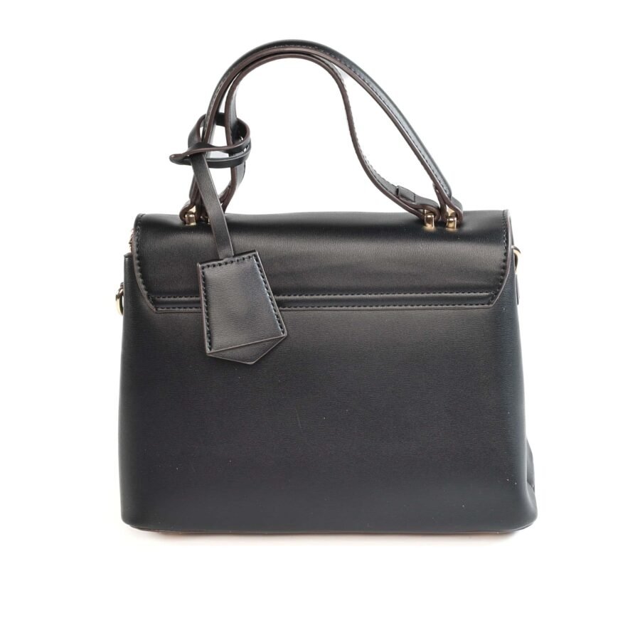 Balade chic avec sac à main en cuir noir sophistiqué..