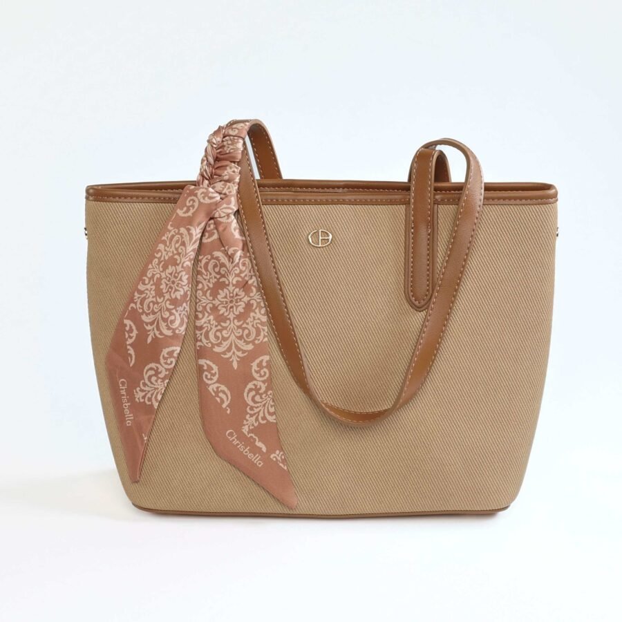 Baluchon en toile beige avec bandana rose et motif floral, idéal pour un style chic et pratique..