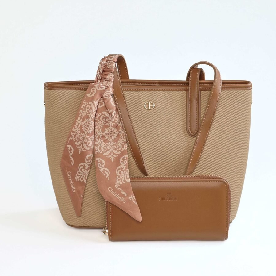 Sac à main beige avec bandana rose et portefeuille en cuir marron..
