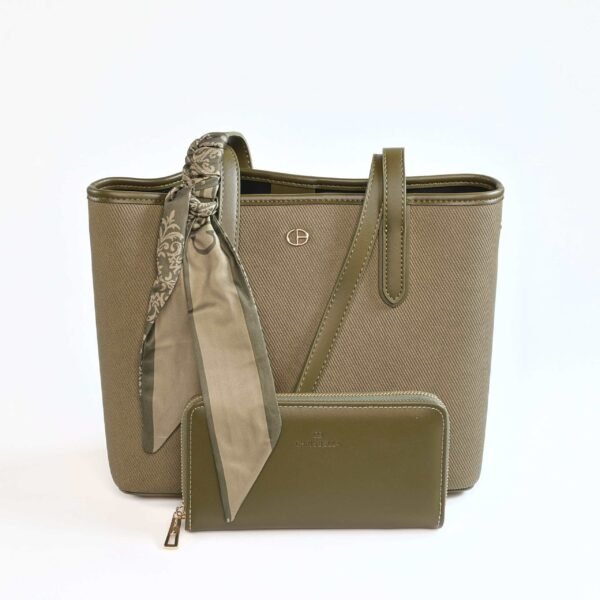 Sac à main beige avec foulard en tissu, accessoire de mode chic et pratique..