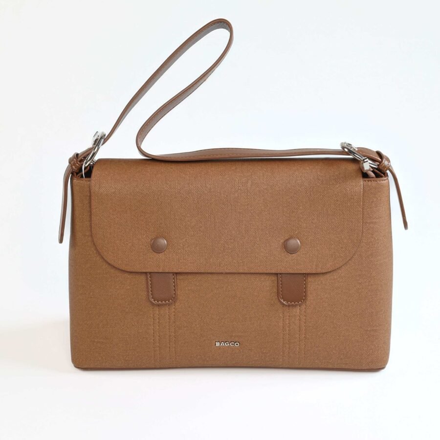 Sac à main en toile beige avec fermeture à rabat et bandoulière amovible, parfait pour un style casu..