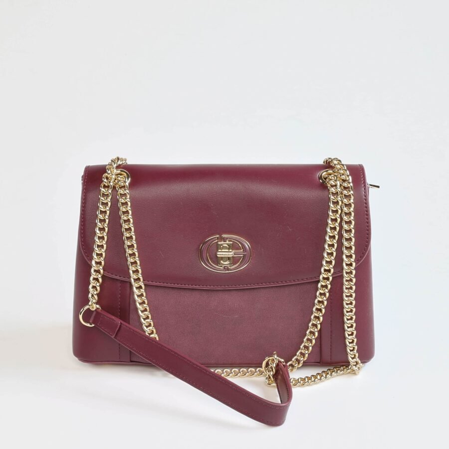 Sac à main en cuir bordeaux avec chaîne dorée, élégant et tendance, parfait pour compléter votre loo..