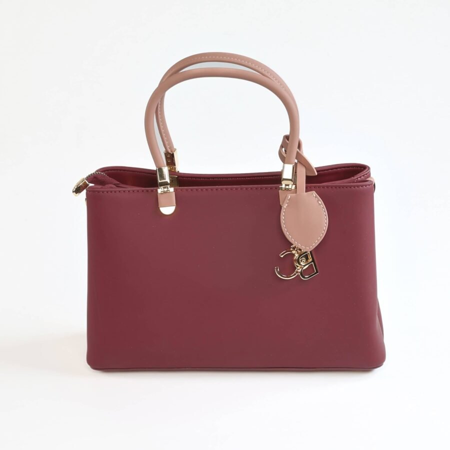Sac à main en cuir rouge avec poignées beige, parfait pour un look chic..