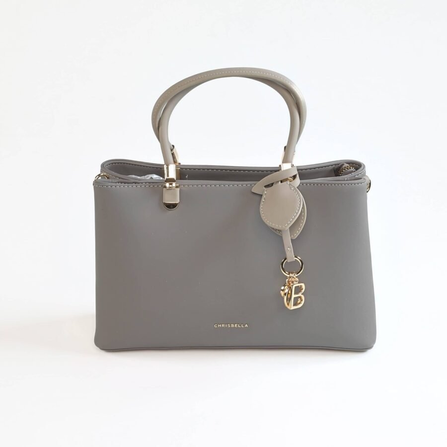 Sac à main gris avec charms, accessoire de mode tendance pour femmes..