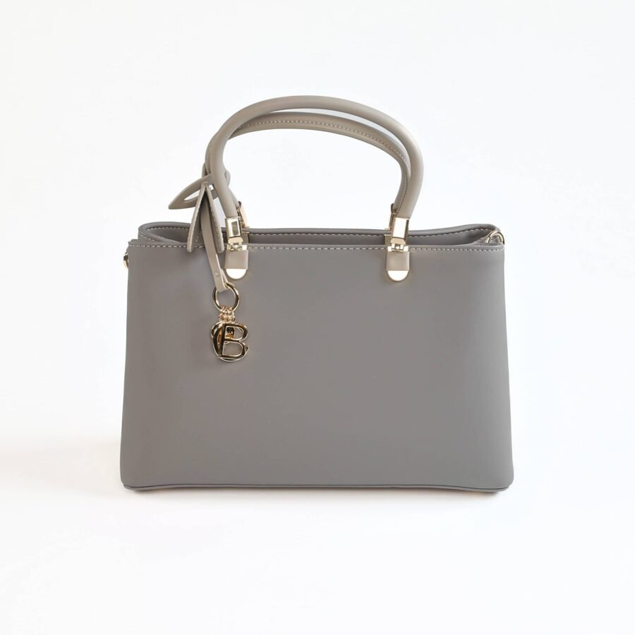 Sac à main en cuir gris clair avec poignée élégante et détails dorés..