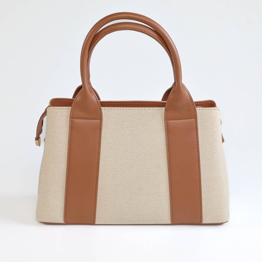 Sac à main en toile beige avec poignées en cuir marron clair, élégant et pratique..