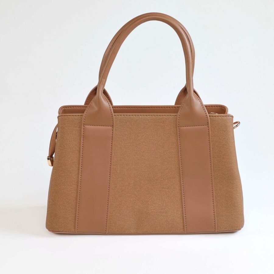Sac à main en toile et cuir beige, élégant et pratique, idéal pour un look chic et décontracté..