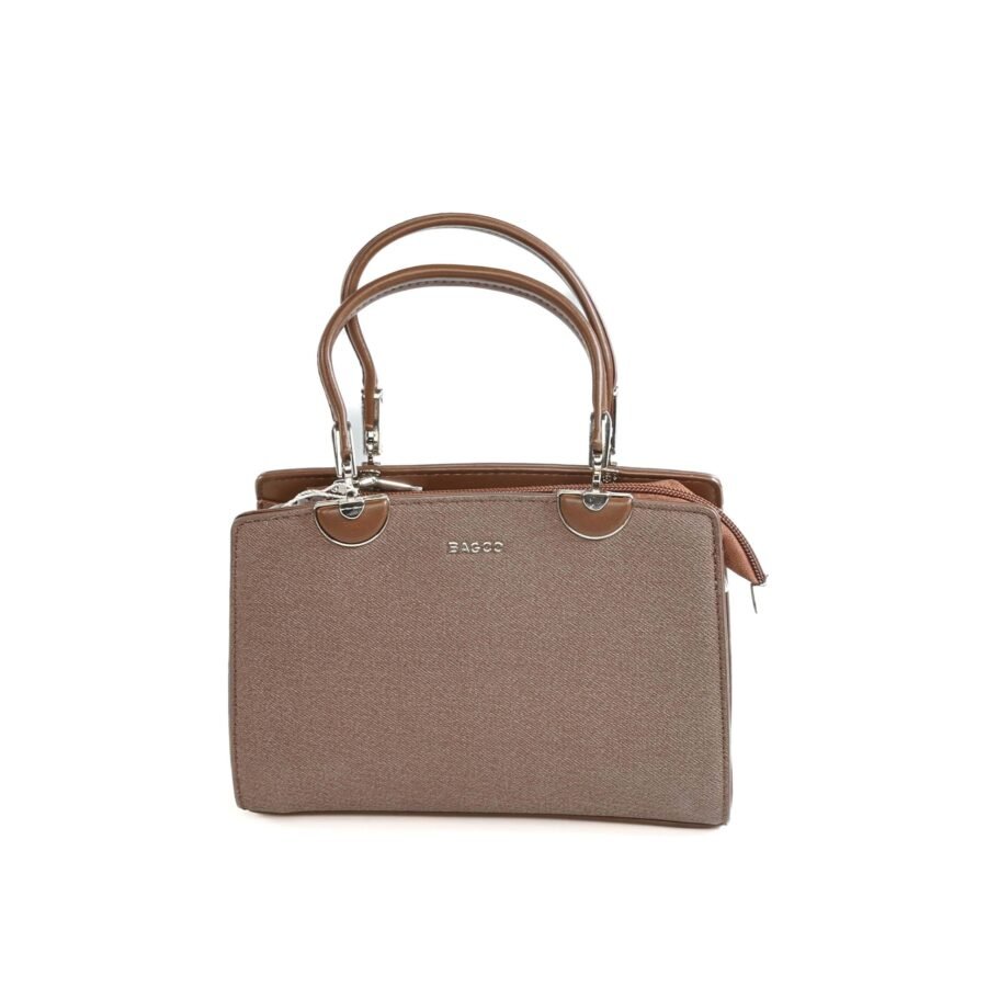 Sac à main en cuir beige avec poignées en métal argenté, idéal pour un style chic et sophistiqu..
