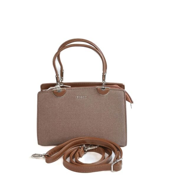 Sac à main en cuir beige avec poignée en métal argenté et bandoulière amovible..