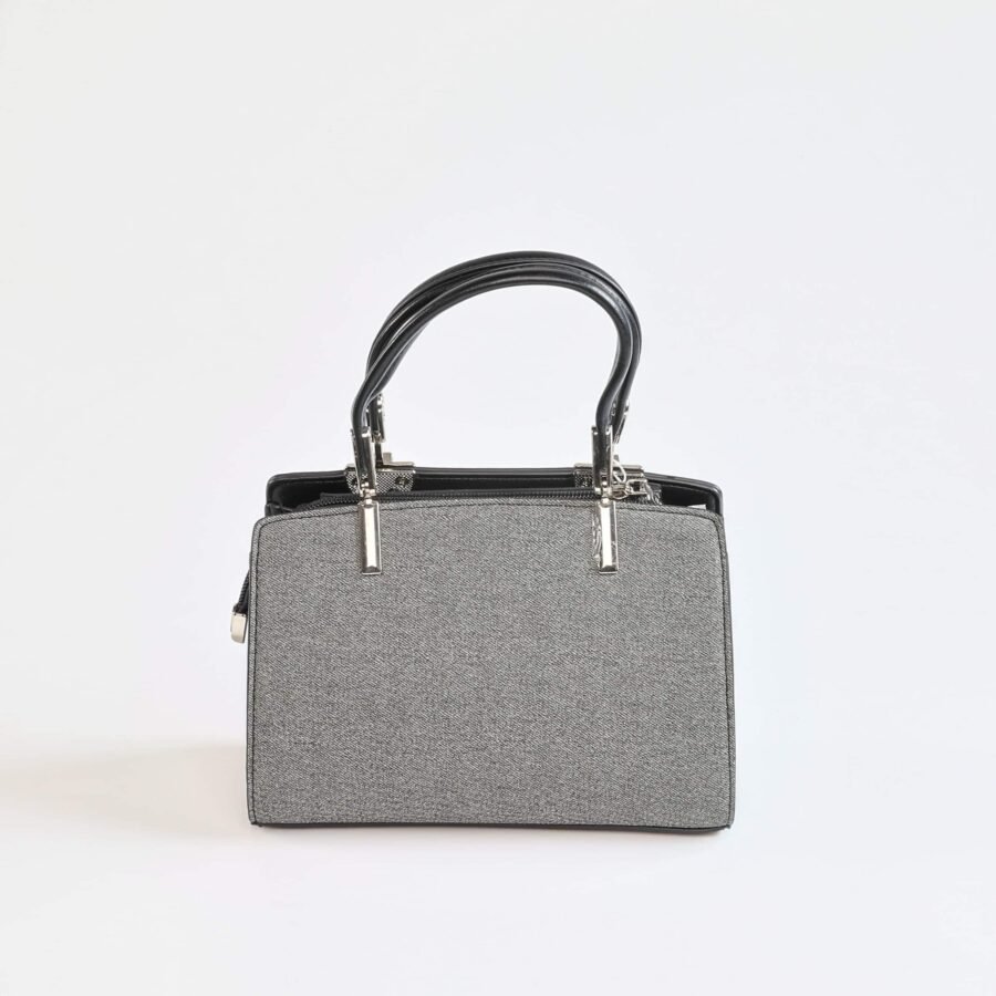 Sac à main en tissu gris avec poignées en cuir noir, idéal pour un look sophistiqué et tendance..