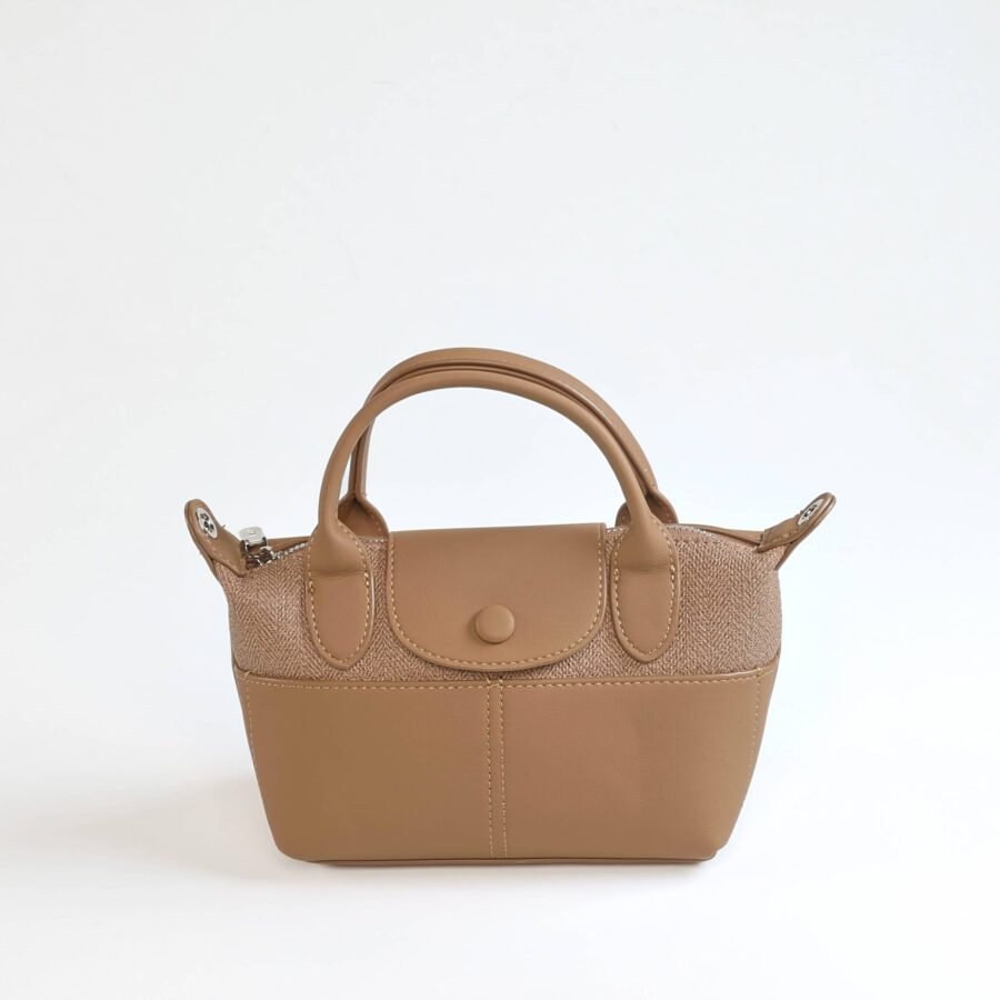 Sac à main beige en cuir et tissu, parfait pour un style chic et fonctionnel..