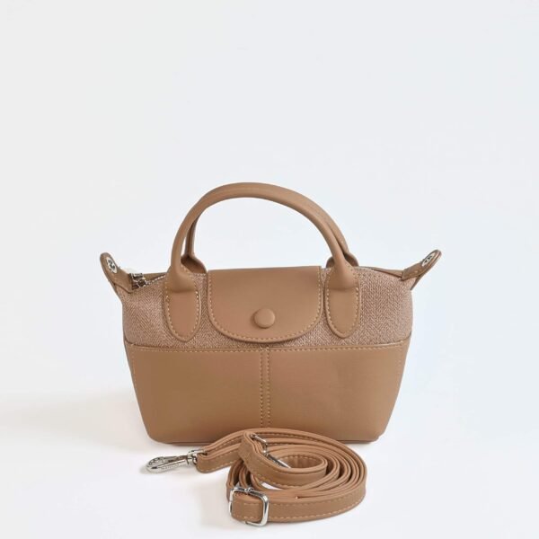 Sac à main beige élégant avec poignée et bandoulière amovible..