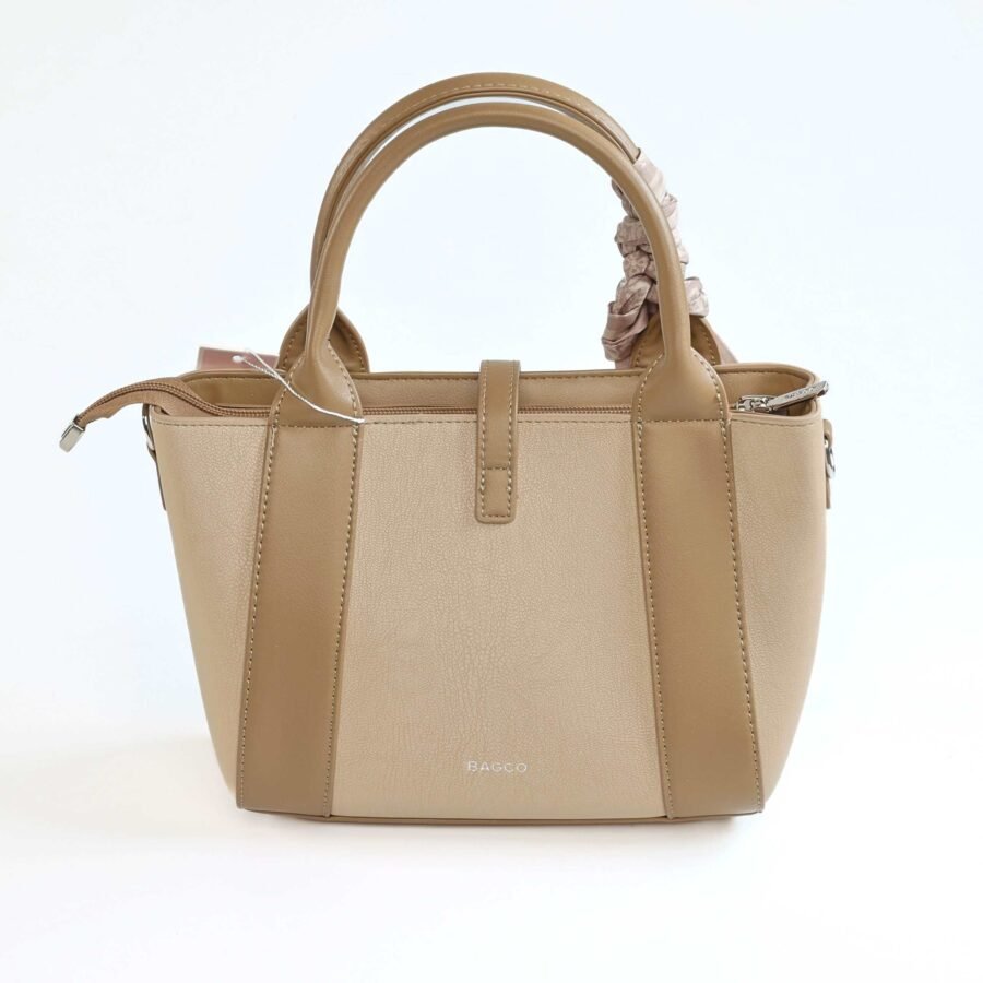 Sac à main beige en cuir avec bandoulière, parfait pour un style chic et pratique..