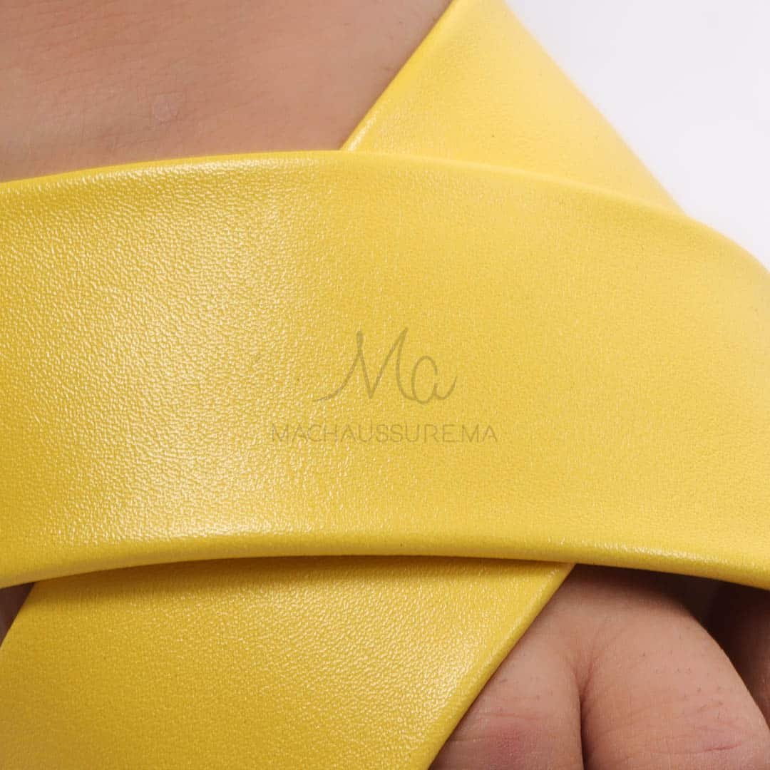 SOFY – Sandales plates en Jaune.