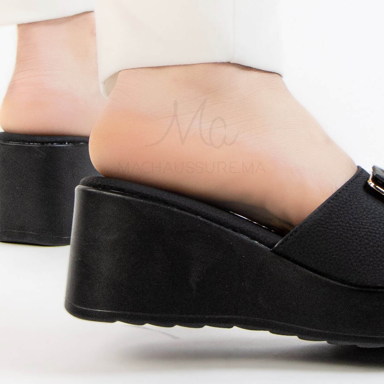 Kaysa – Sandales compensées confortables en Noir.