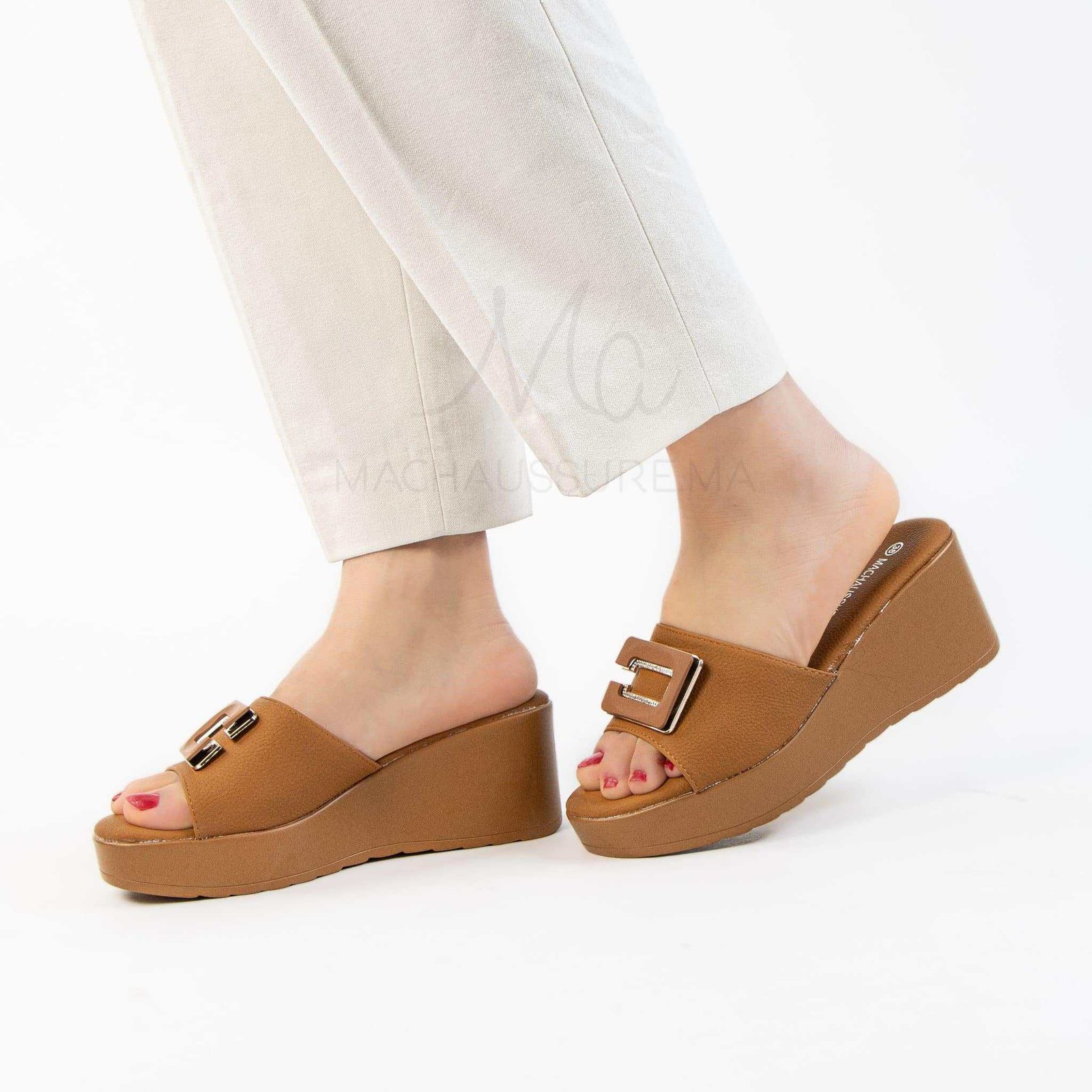 Kaysa – Sandales compensées confortables en Tabac.