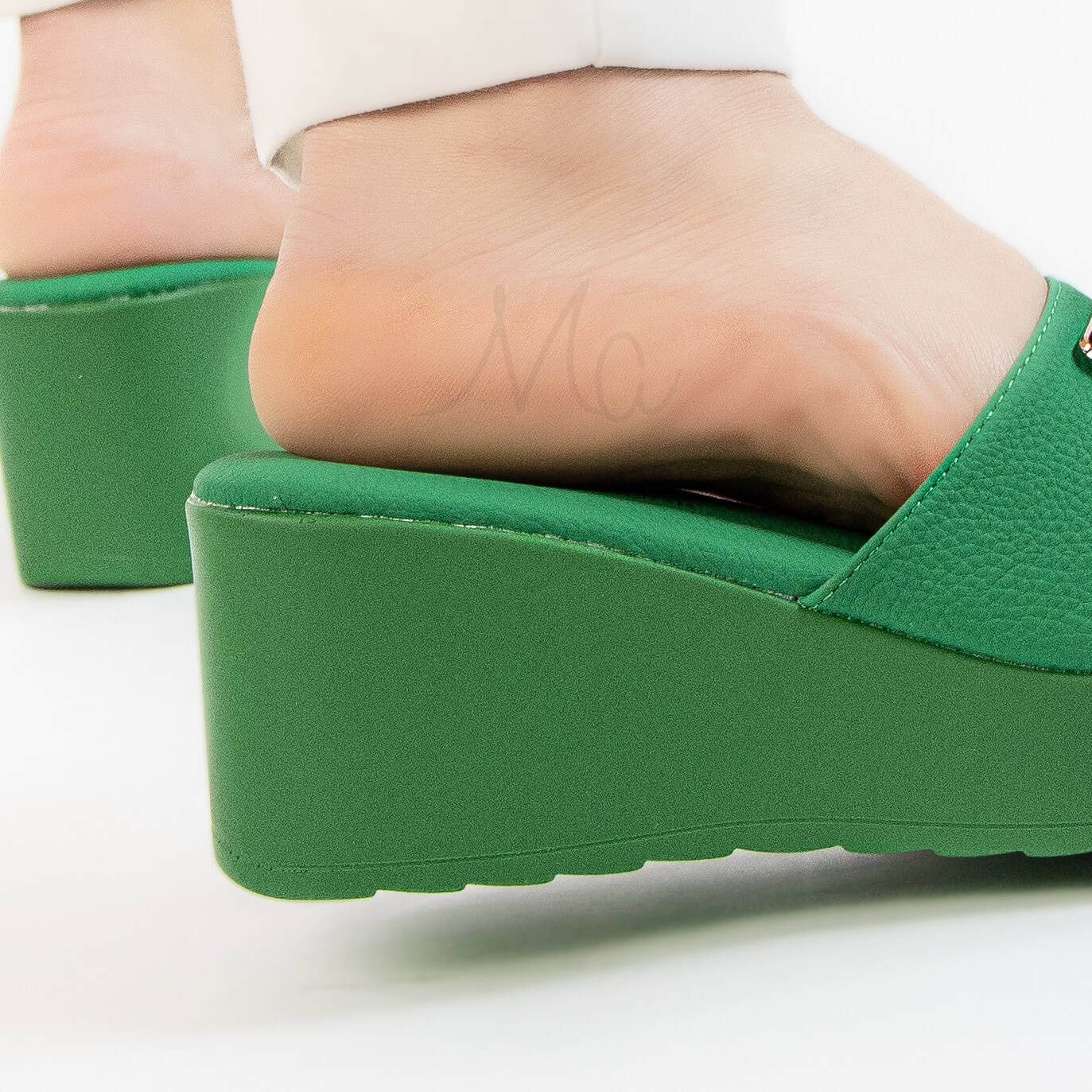 Kaysa – Sandales compensées confortables en Vert.