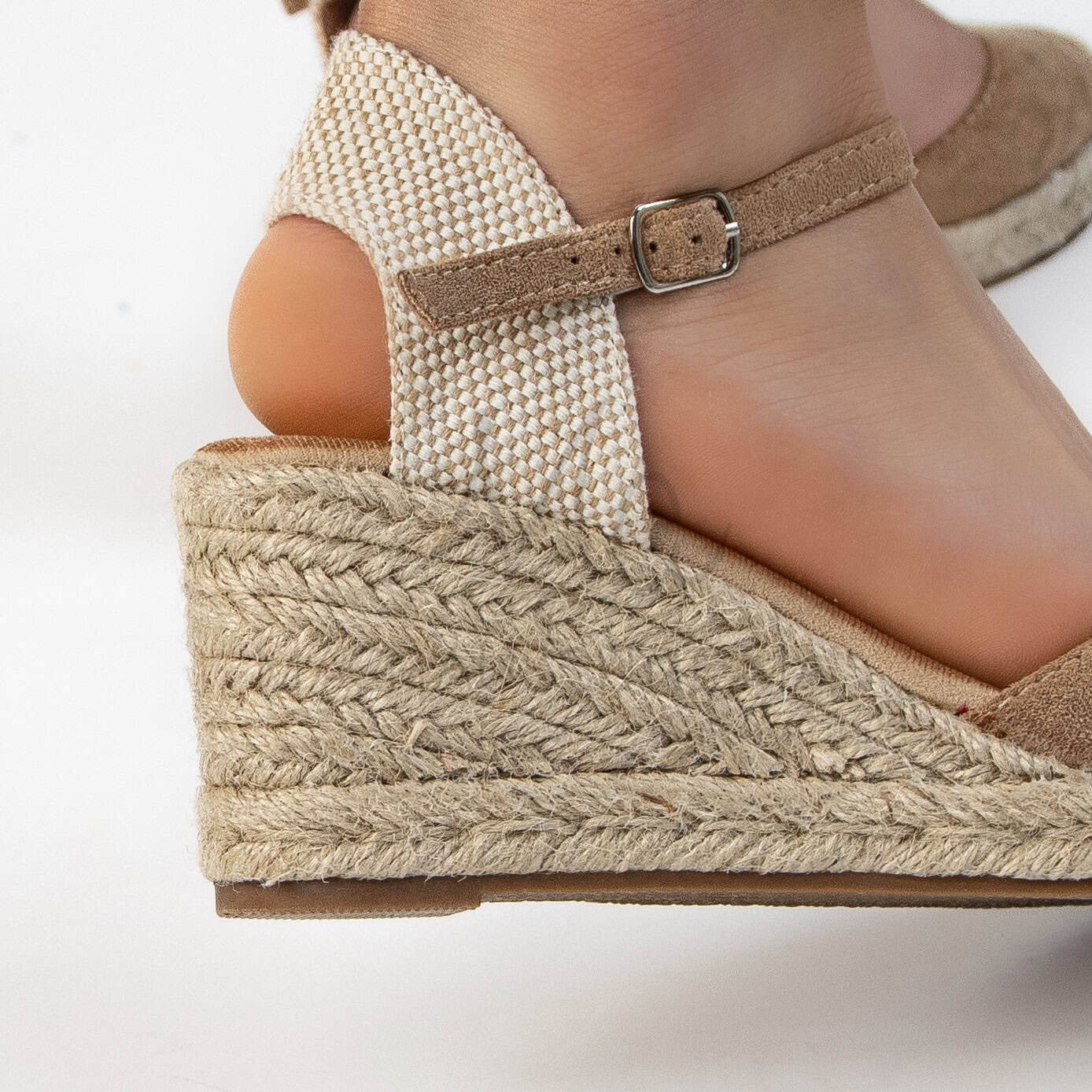 Bella Corda – Sandales compensées en Kaki.