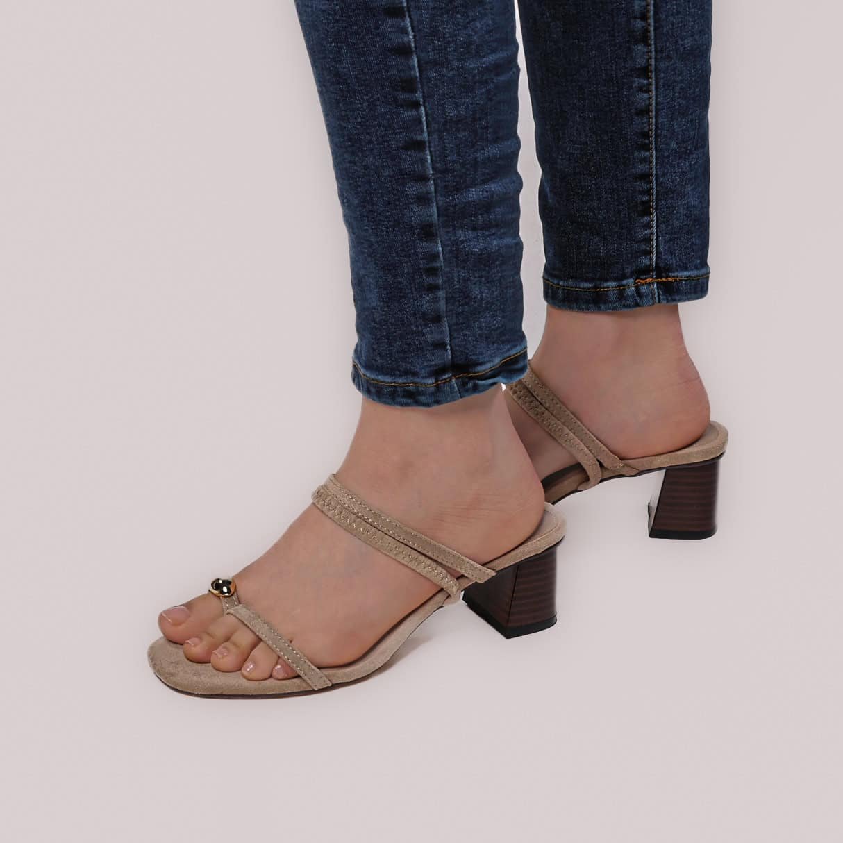 JUIDETTE – Sandales demi talon en Beige.