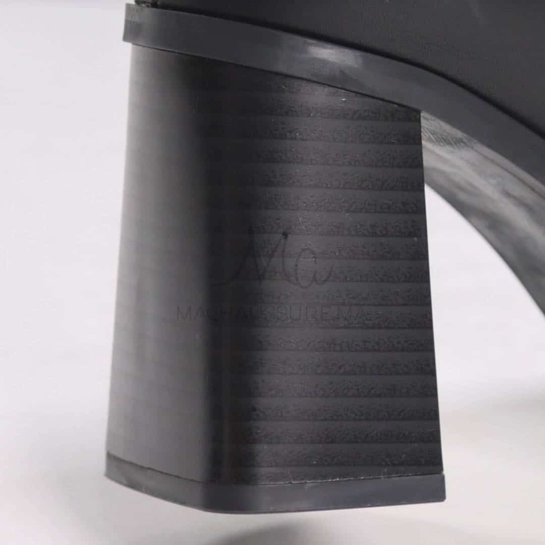 MAHA – Bottes à talon en Noir.
