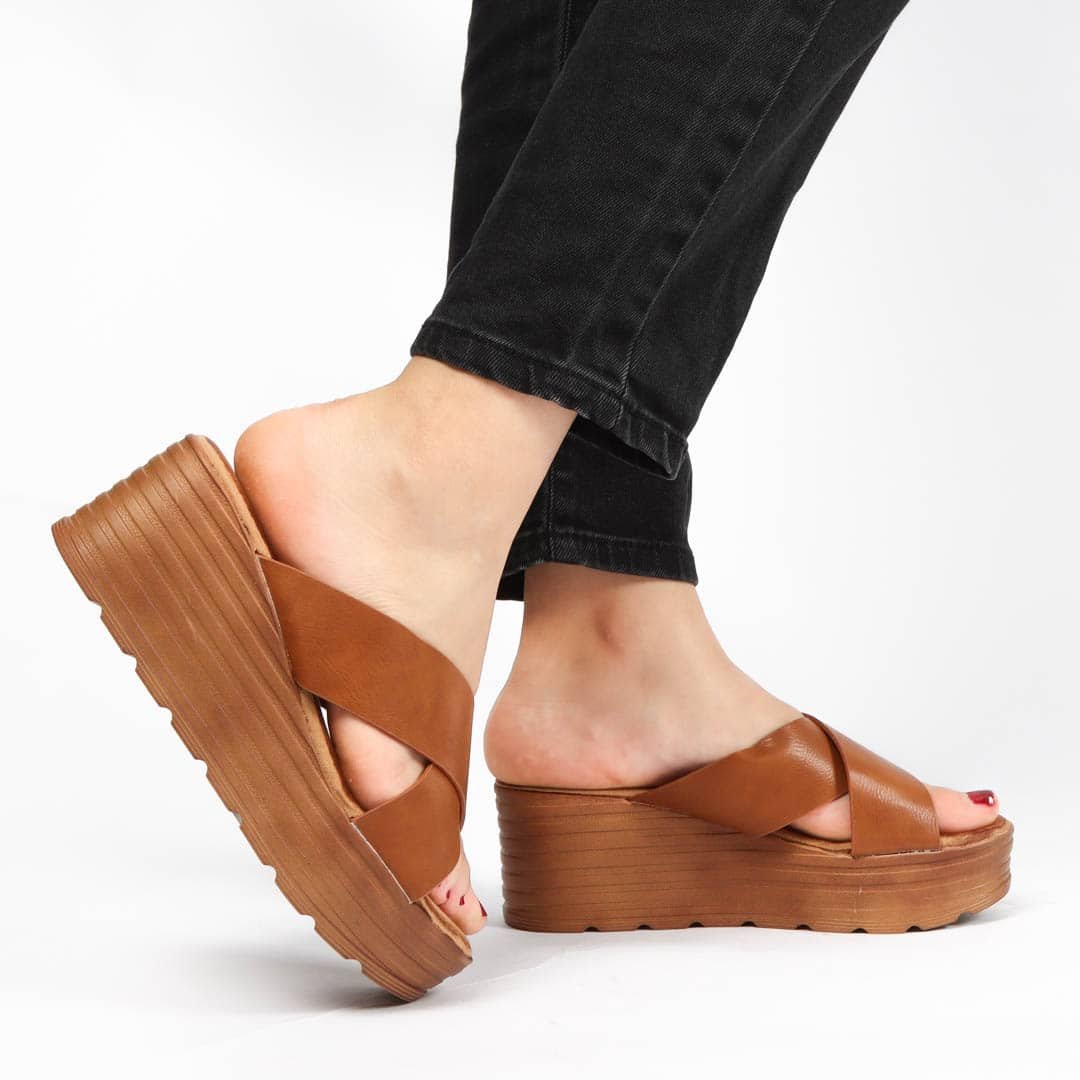 Wooden – Sandales compensées en Tabac.