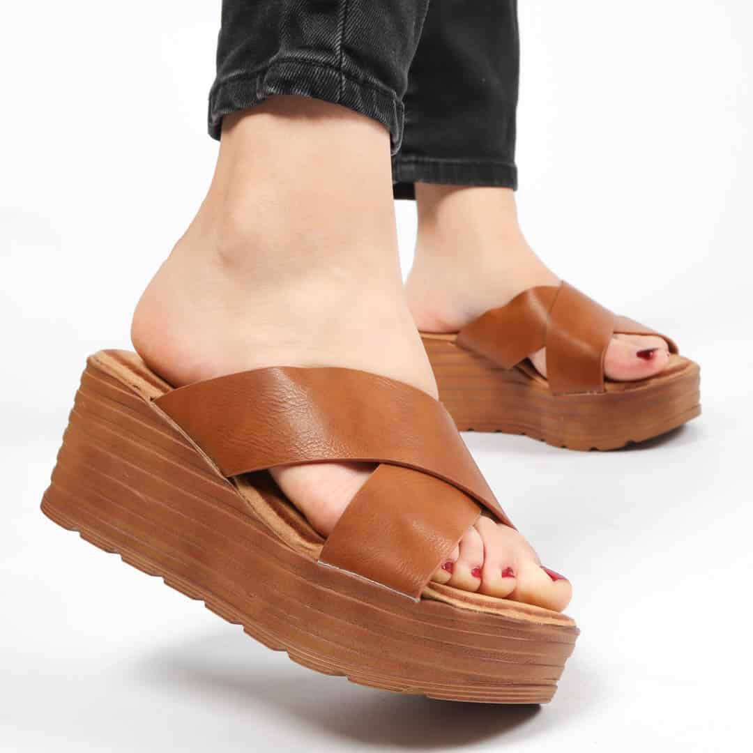 Wooden – Sandales compensées en Tabac.