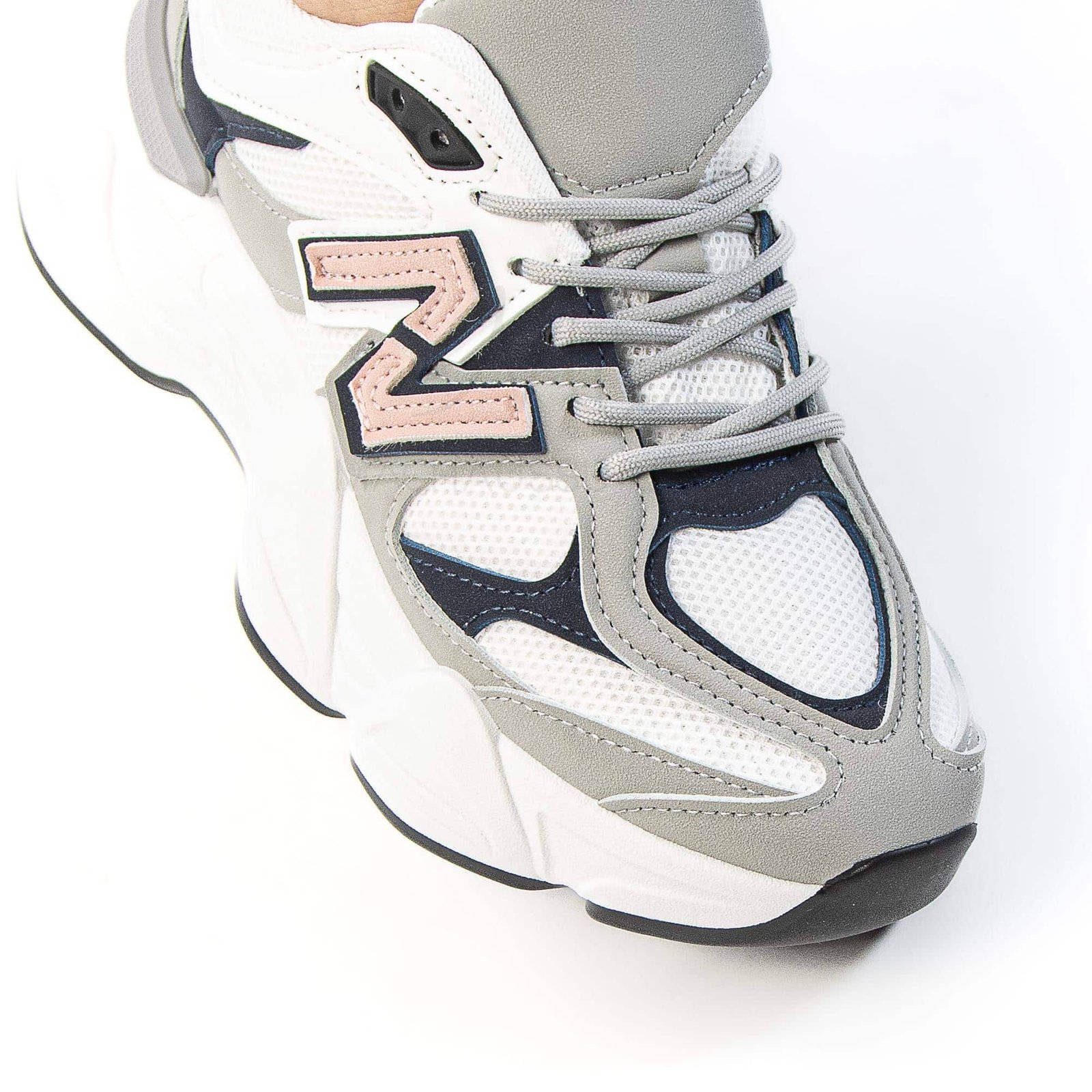 Skyline – Baskets Femmes en Gris.