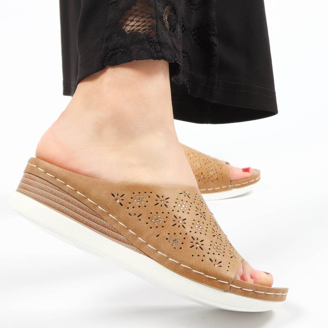 RelaxFit - Sandales confortables en Tabac.