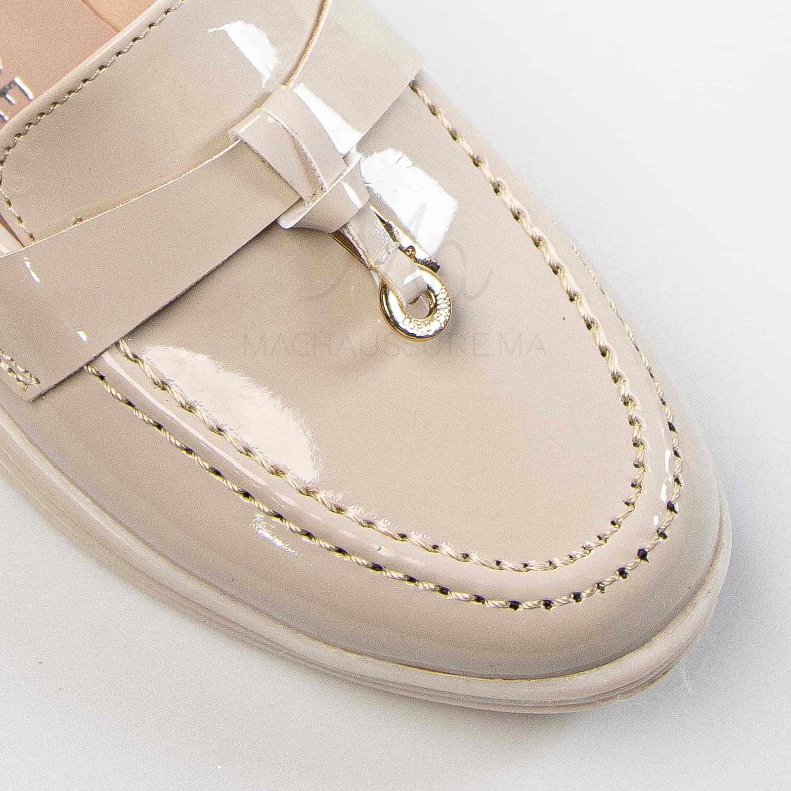 Opaline – Mocassins Fille en Vernis Beige.