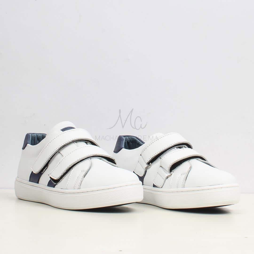 Baskets enfants en cuir blanc.