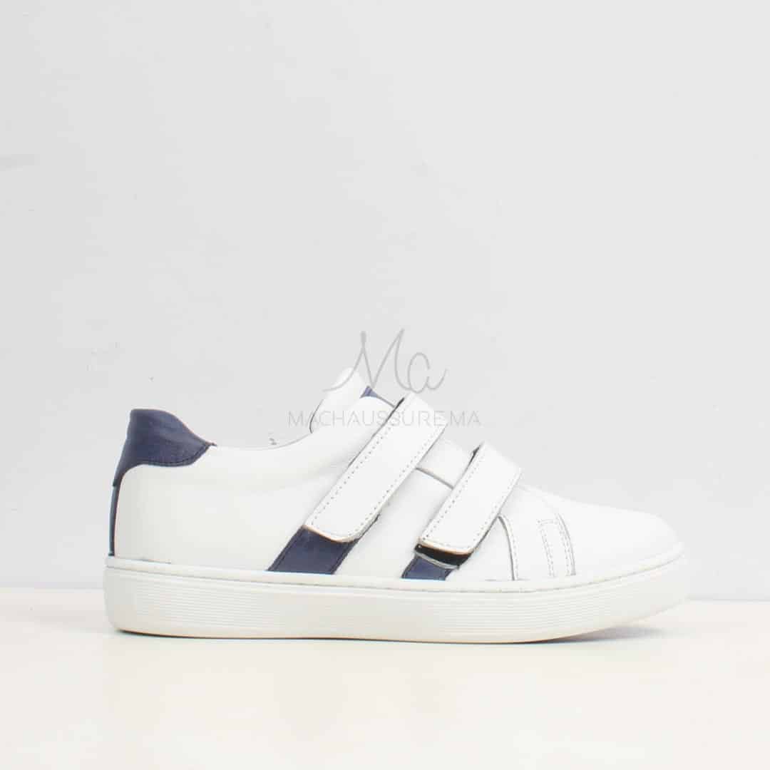 Baskets enfants en cuir blanc.